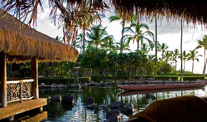 Grand Wailea floating restaurant