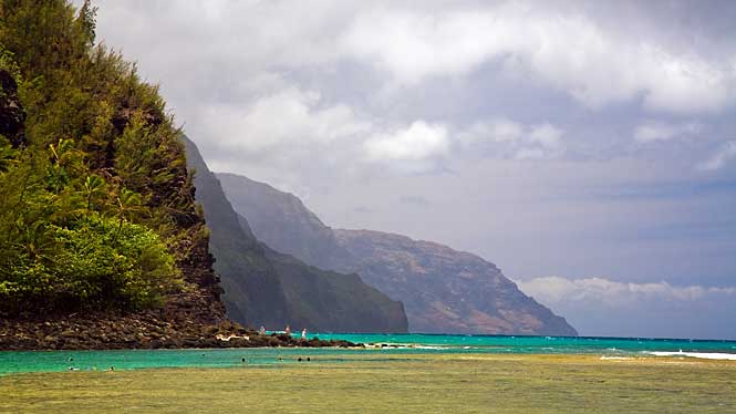 http://www.aloha-hawaii.com/wp-content/uploads/2010/08/haena-beach-park.jpg